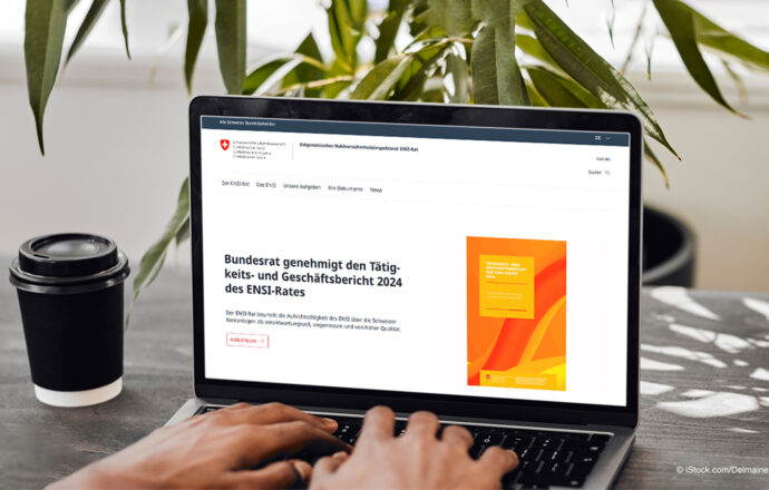 Laptop-Bildschirm, auf dem eine Seite mit dem neuen Web-Layout des ENSI-Rats sichtbar ist