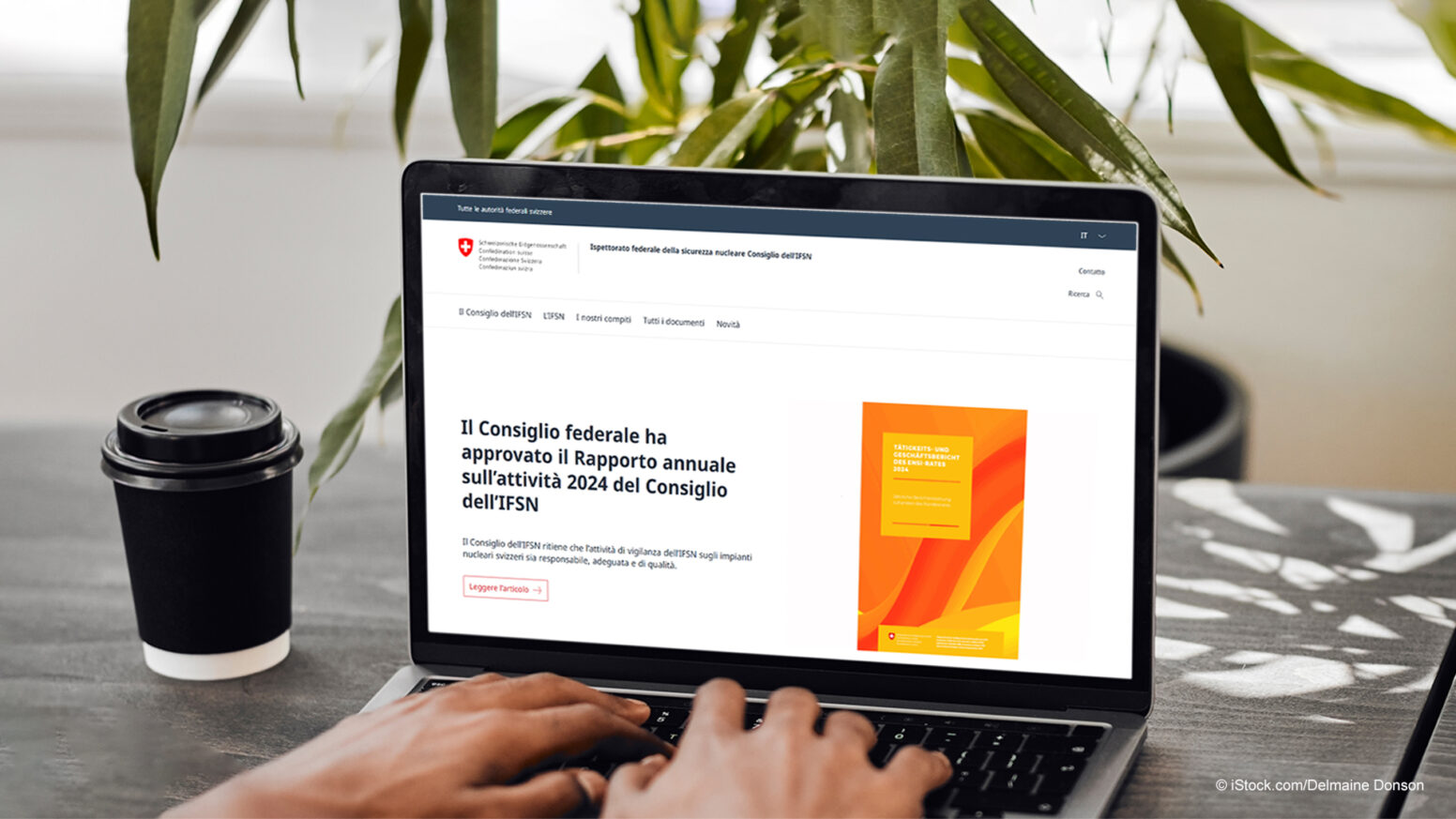 Schermo di un laptop su cui è visibile una pagina con il nuovo layout web del Consiglio dell'IFSN.